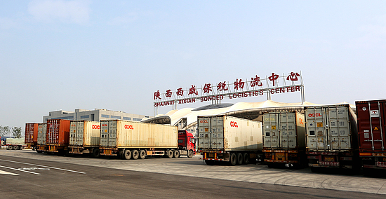 繁忙的陕西西咸保税物流中心.jpg