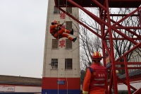 西咸新区消防救援支队王寺东街消防救援站开展绳索救援上升与下降训练
