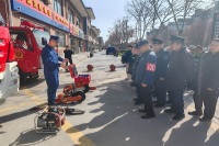 西咸新区消防救援支队邀请辖区群众走进“红门” 近距离体验消防员生活