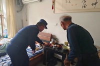 西咸新区消防救援支队周陵消防所携手网格员开展“暖阳护老人”消防安全宣传活动