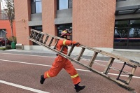 攻短板、 强技能 —— 西咸新区消防救援支队创新港消防救援站开展60米肩梯登楼训练