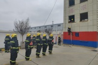 西咸新区消防救援支队建章路消防救援站组织开展沿水带撤离操训练