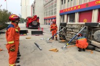 西咸新区消防救援支队尚航七路消防救援站开展车辆破拆救援技术训练