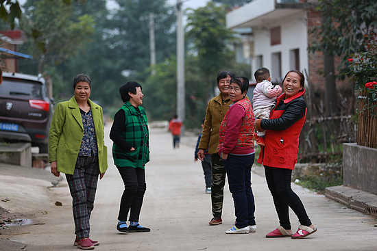 村庄里的欢声笑语.JPG 村庄里的欢声笑语.JPG