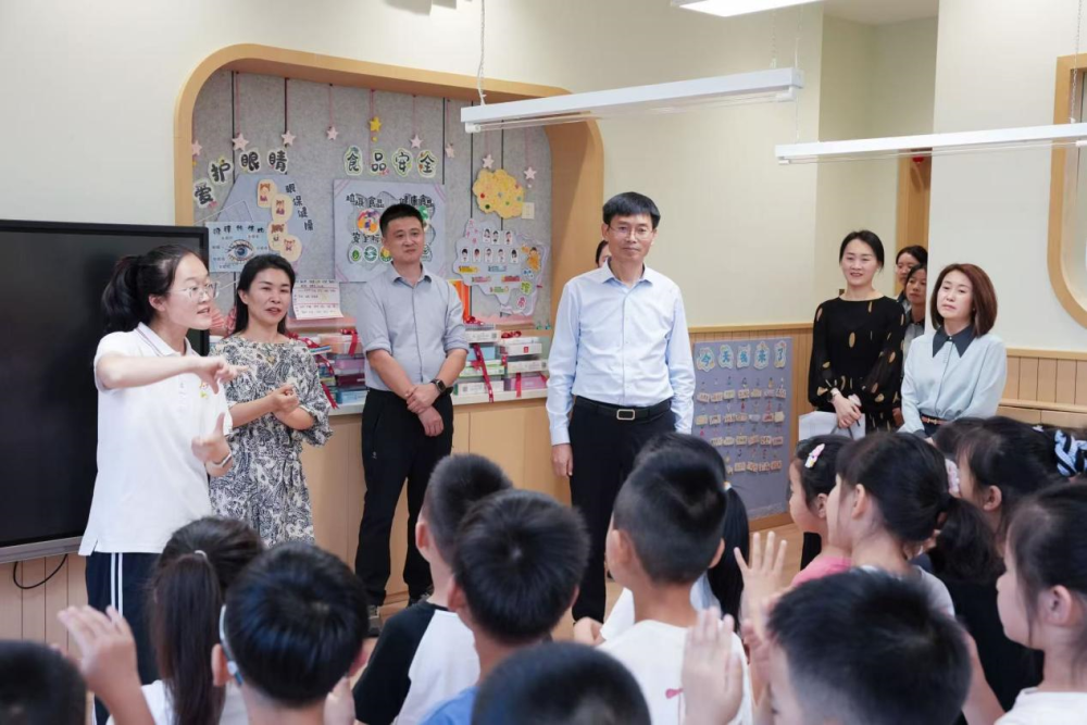 杨胜良调研基础教育工作并开展“六一”国际儿童节看望活动