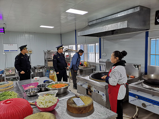 4.检查餐饮油烟设备、餐厨垃圾处理.png