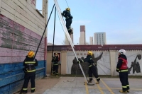 西咸新区消防救援支队天台八路消防救援站开展十五米金属拉梯专项技能训练